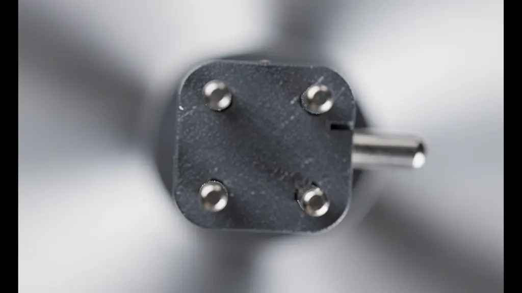 Vue macro d'une prise de recharge domestique avec reflets de lumière
